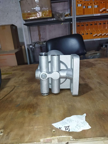 Фильтр топливный грубой очистки 612600081335/CLX-252/PL-420/ST2135 в сборе с кронштейном Фильтр топливный грубой очистки 612600081335/CLX-252/PL-420/ST2135 в сборе с кронштейном